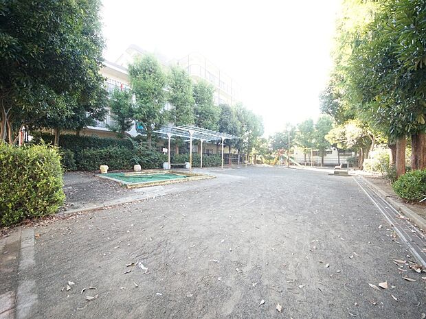 段差が無くベビーカーでも立ち寄りやすい公園。小さなお子様が遊べる複合遊具も揃っています。