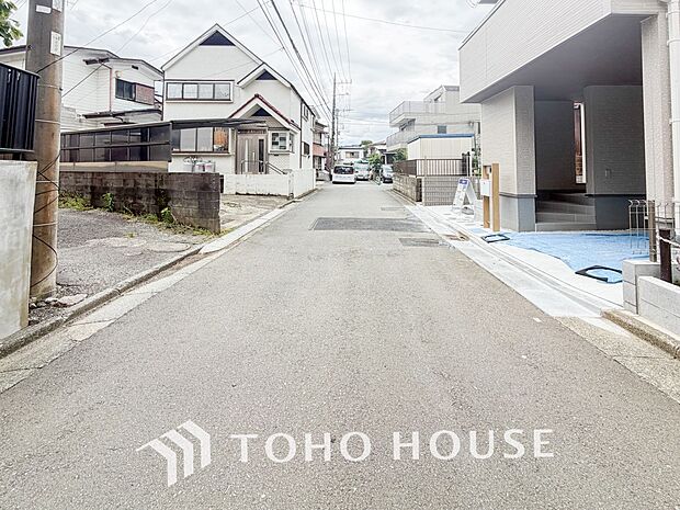 前面道路含む現地写真『快適』は「家」と「街」と「環境」が調和した時に訪れるだと改めて感じさせてくれます。