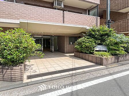 住む人や訪れる人やさしくエスコートする玄関アプローチ。