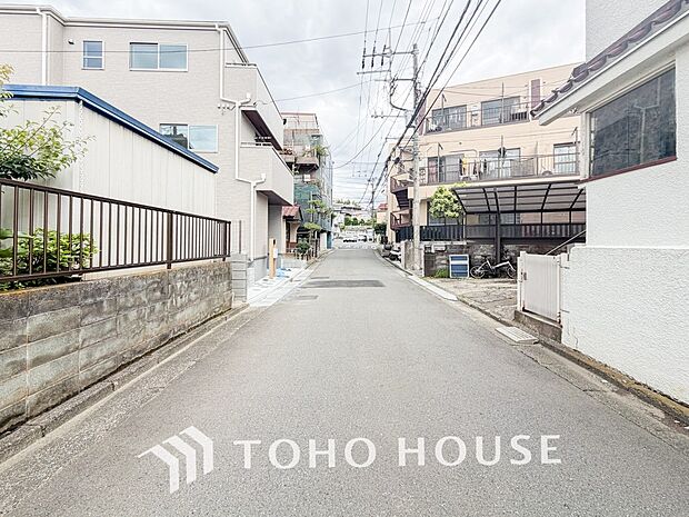 前面道路含む現地写真『快適』は「家」と「街」と「環境」が調和した時に訪れるだと改めて感じさせてくれます。