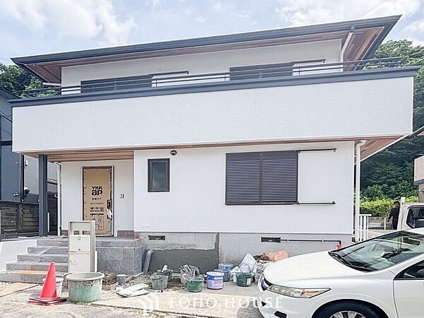 住む人や訪れる人やさしくエスコートする玄関アプローチ。