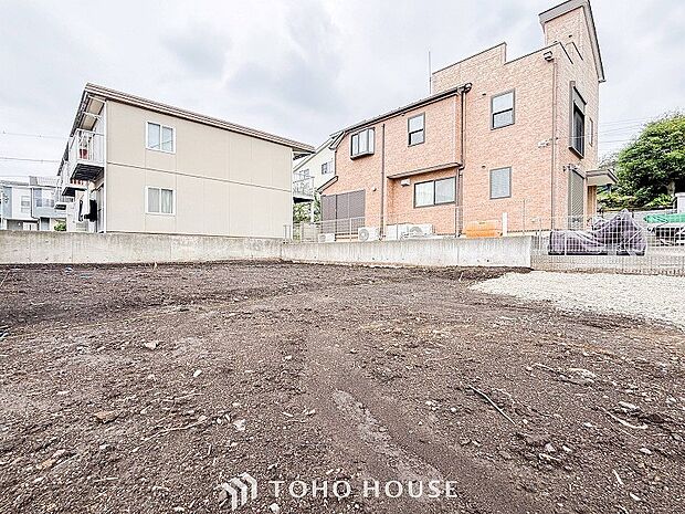 閑静な住宅街の陽当りに恵まれた土地。たくさんの想いが美しいカタチに彩られます。