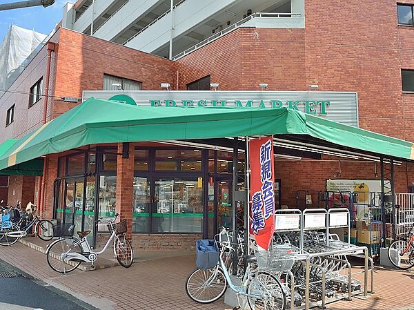 夜遅くまで営業しているスーパー。毎日の食卓を彩る食料品が揃います。便利なお買い物宅配サービスもございます。