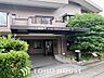 エントランス：住まう誇らしさと安心感を演出する落ち着いた雰囲気のエントランス。