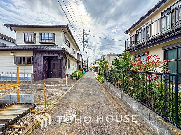 前面道路含む現地写真『快適』は「家」と「街」と「環境」が調和した時に訪れるだと改めて感じさせてくれます。