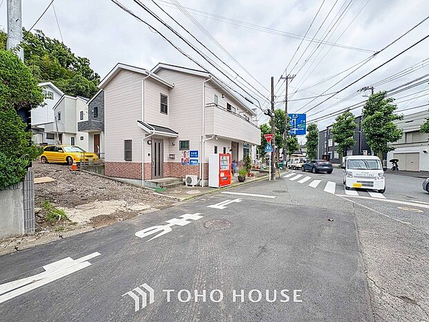 前面道路含む現地写真『快適』は「家」と「街」と「環境」が調和した時に訪れるだと改めて感じさせてくれます。