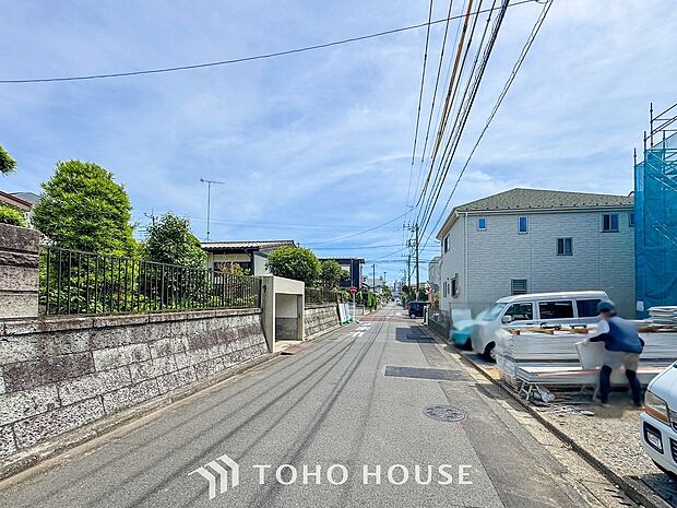 前面道路含む現地写真『快適』は「家」と「街」と「環境」が調和した時に訪れるだと改めて感じさせてくれます。