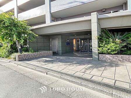 満ち足りたプライベートシーンへと誘う気品溢れるエントランスです。