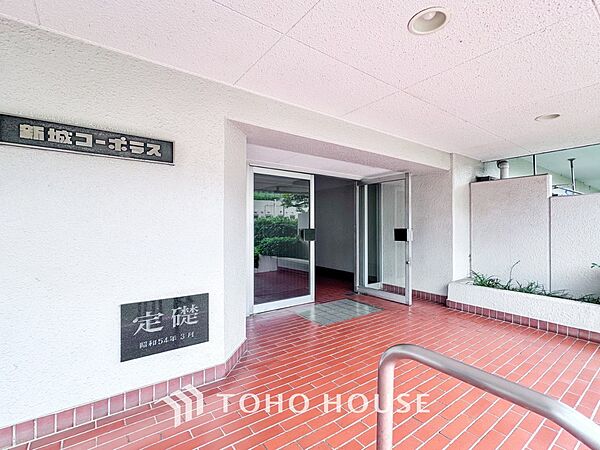 住む人や訪れる人やさしくエスコートする玄関アプローチ。