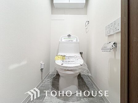 トイレはシンプルにホワイトで統一した温水洗浄付です。
