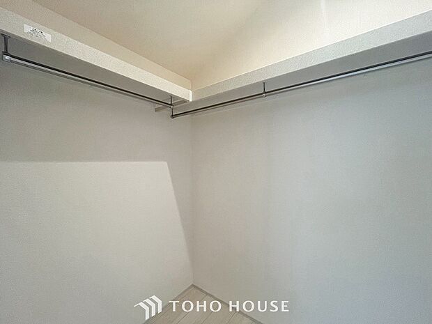 衣類だけでなく大きな荷物も収納でき、お部屋がすっきりします。