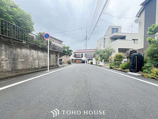落ち着きのある閑静な住宅街に佇む邸宅。きっとここからご家族のかけがえのない想い出が作られることでしょう。