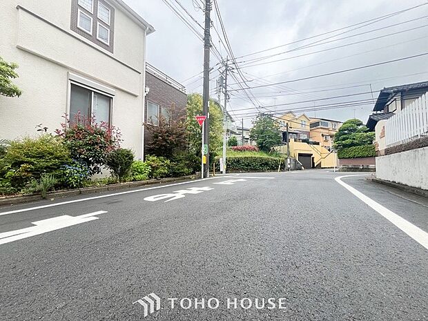 前面道路含む現地写真『快適』は「家」と「街」と「環境」が調和した時に訪れるだと改めて感じさせてくれます。