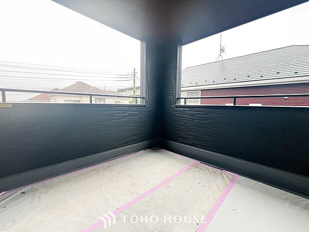 暮らしの中で光と風を演出してくれるバルコニー。