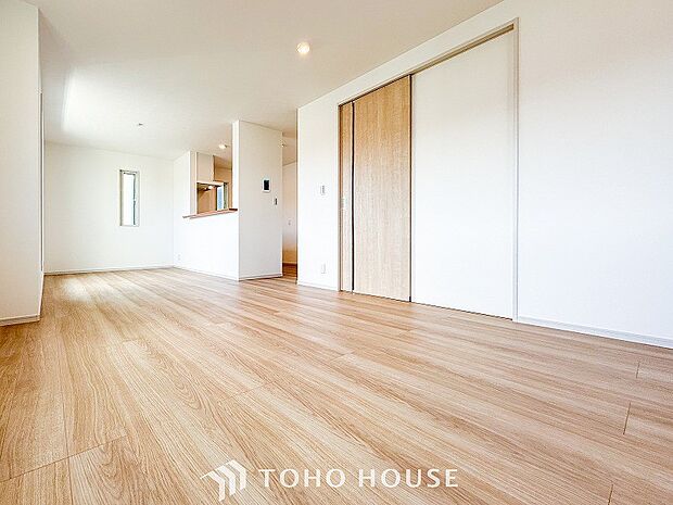 落ち着いた色調のリビングは家族団欒の憩いの場所です。