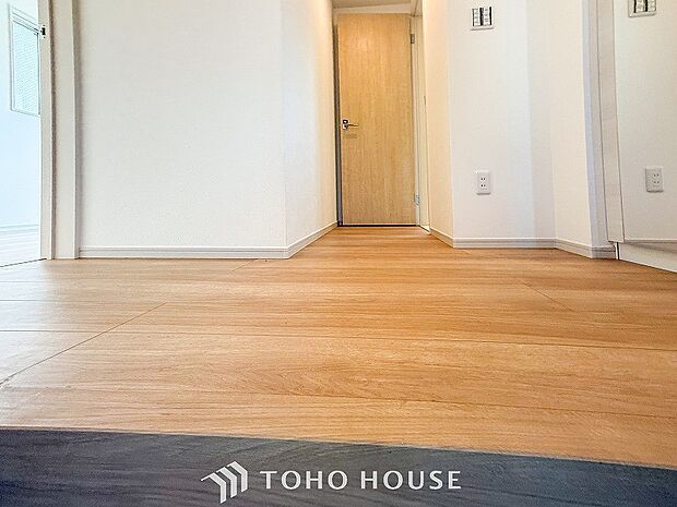 上質感漂う廊下。居住者の帰り、訪れる方を優しく迎え安らぎに満ちた生活空間を予感させます。