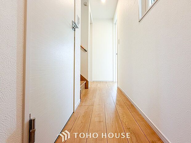 上質感漂う廊下。居住者の帰り、訪れる方を優しく迎え安らぎに満ちた生活空間を予感させます。