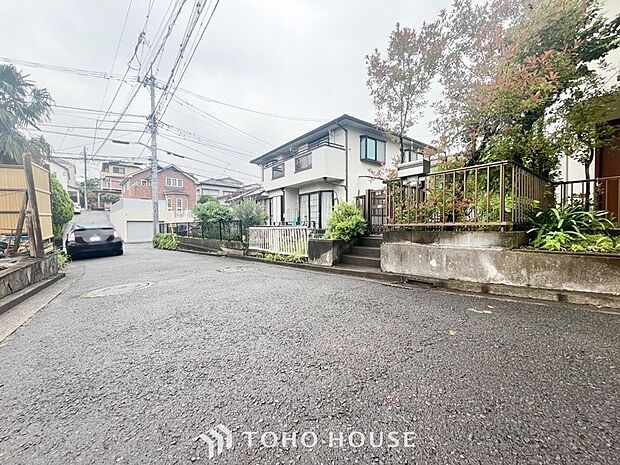 前面道路含む現地写真『快適』は「家」と「街」と「環境」が調和した時に訪れるだと改めて感じさせてくれます。