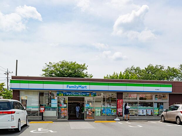 食料品や生活雑貨などが揃う安心便利なコンビニエンスストア。