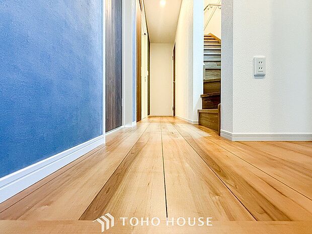 上質感漂う廊下。居住者の帰り、訪れる方を優しく迎え安らぎに満ちた生活空間を予感させます。