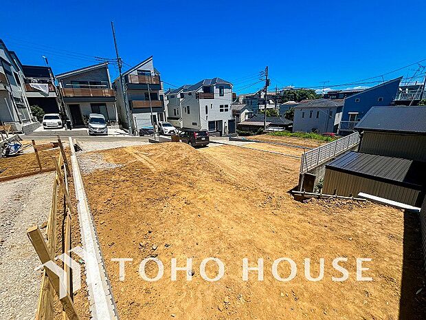 爽やかな青空の下に贅沢なほどに降り注ぐ陽光、豊かな居住性と、クオリティが見事に調和した住空間。