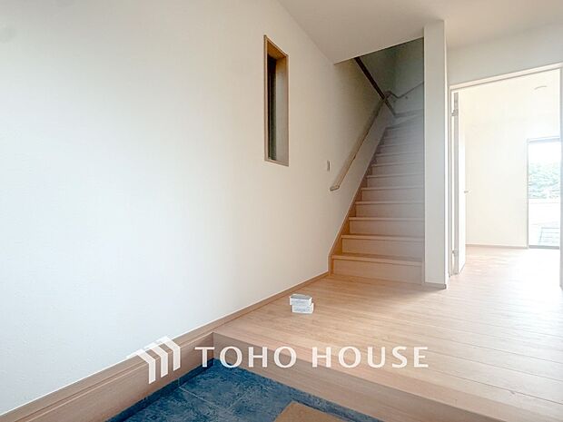 上質感漂う廊下。居住者の帰り、訪れる方を優しく迎え安らぎに満ちた生活空間を予感させます。