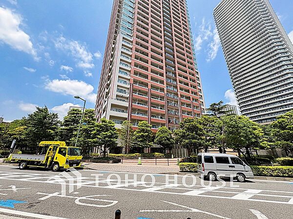 前面道路含む現地写真『快適』は「家」と「街」と「環境」が調和した時に訪れるだと改めて感じさせてくれます。