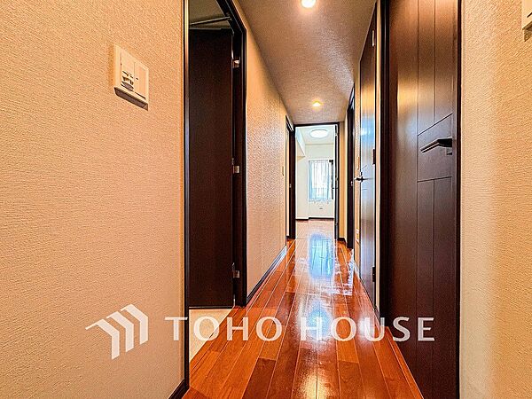 上質感漂う廊下。居住者の帰り、訪れる方を優しく迎える・安らぎに満ちた生活空間を予感させる。