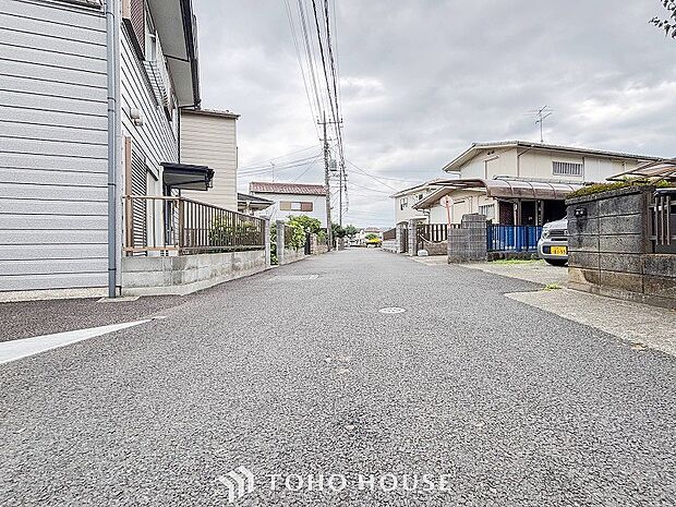 前面道路含む現地写真『快適』は「家」と「街」と「環境」が調和した時に訪れるだと改めて感じさせてくれます。