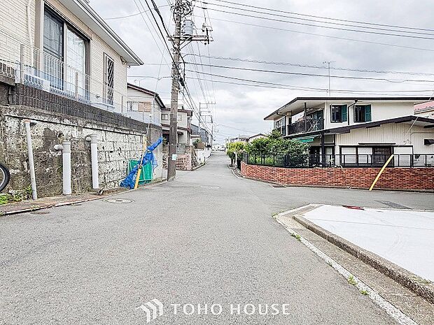 前面道路含む現地写真『快適』は「家」と「街」と「環境」が調和した時に訪れるだと改めて感じさせてくれます。