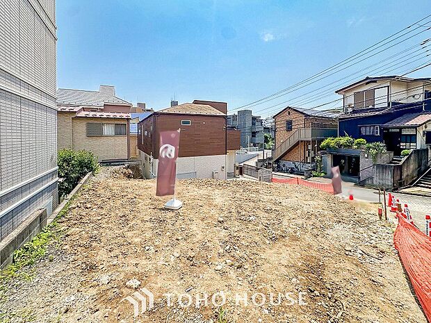 閑静な住宅街の一角、ひと時のくつろぎが生まれ、ゆっくりと愛着が育まれていきます。