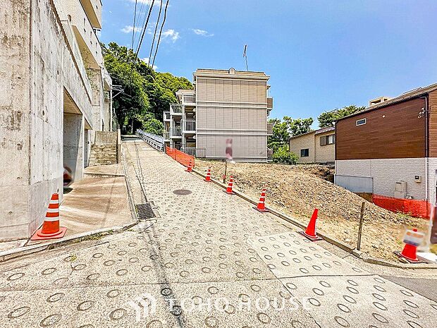 前面道路含む現地写真『快適』は「家」と「街」と「環境」が調和した時に訪れるだと改めて感じさせてくれます。