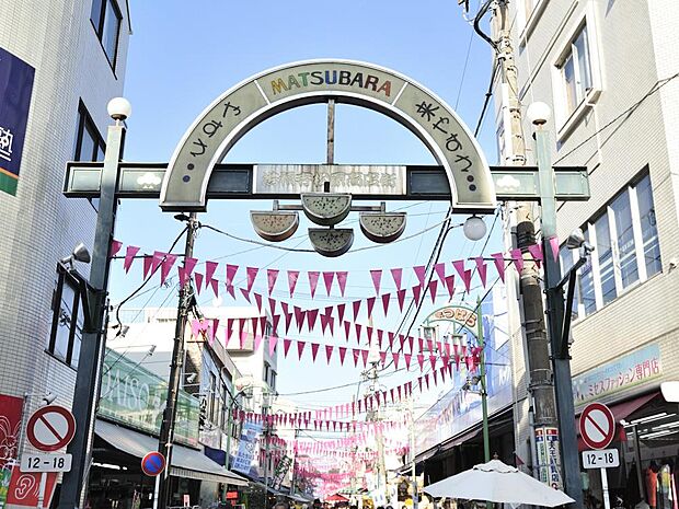 横浜のアメ横と呼ばれる名物商店街。「やすさ・きやすさ」をモットーに常に賑わっています。