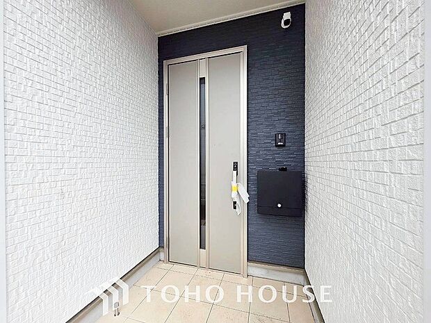 落ち着いた色を基調としていて、明るく優しい玄関となっています。