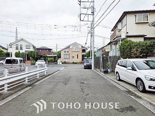 前面道路含む現地写真『快適』は「家」と「街」と「環境」が調和した時に訪れるだと改めて感じさせてくれます。
