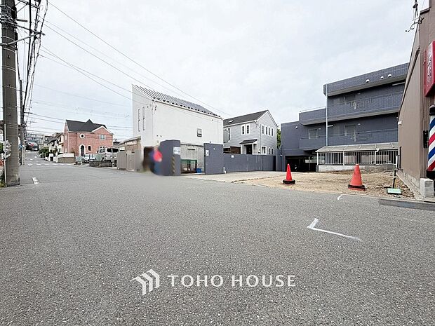 前面道路含む現地写真『快適』は「家」と「街」と「環境」が調和した時に訪れるだと改めて感じさせてくれます。