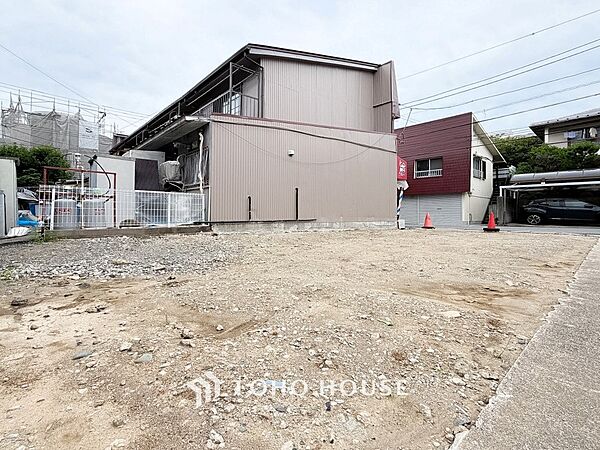 閑静な住宅街の陽当りに恵まれた土地。たくさんの想いが美しいカタチに彩られます。
