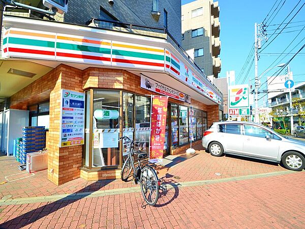 食料品や生活雑貨などが揃う安心便利なコンビニエンスストア。