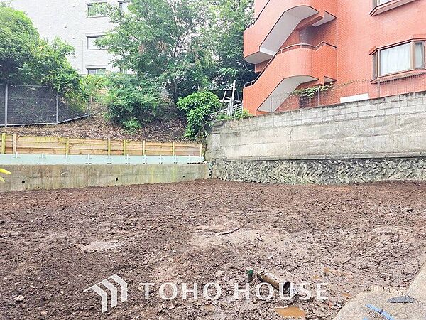 閑静な住宅街の一角、ひと時のくつろぎが生まれ、ゆっくりと愛着が育まれていきます。