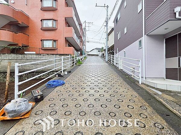 前面道路含む現地写真『快適』は「家」と「街」と「環境」が調和した時に訪れるだと改めて感じさせてくれます。
