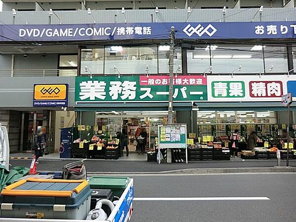 お手頃価格で食料品が買える主婦の強い見方のスーパー。営業時間は朝9時から夜22時まで。