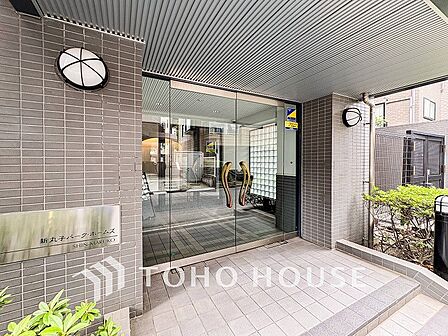 住む人を映し出す洗練された佇まいは、いつまでも輝き続けながらいつしか街の風景に溶け込んでいきます。