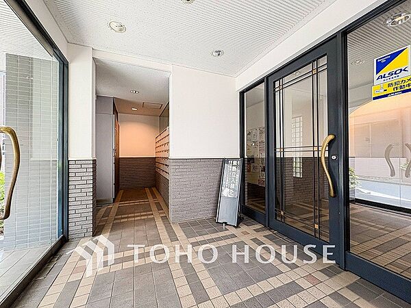 プライベート感が高まる、居住者を優しく迎え入れてくれるエントランス。