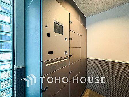 普段留守がちなご家族にも安心な宅配ボックスを完備。再配達を頼む手間を省ける嬉しい設備です。