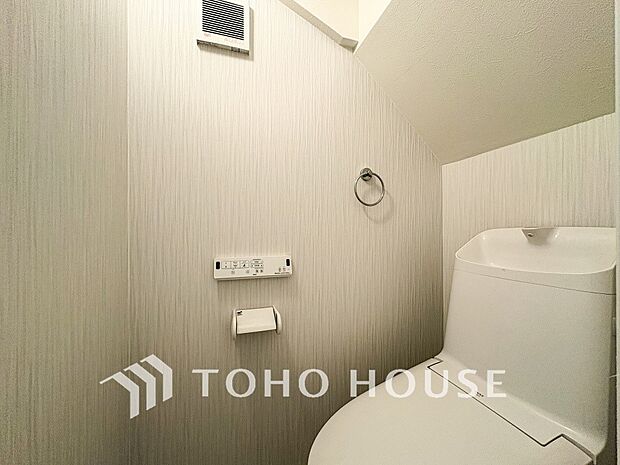 トイレはシンプルにホワイトで統一した温水洗浄付です。