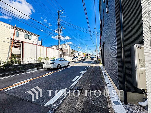 前面道路含む現地写真『快適』は「家」と「街」と「環境」が調和した時に訪れるだと改めて感じさせてくれます。