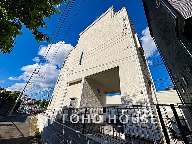 住む人を映し出す洗練された佇まいは、いつまでも輝き続けながらいつしか街の風景に溶け込んでいきます。