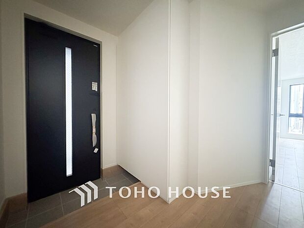 居住者の帰り、訪れる方を優しく迎えてくれる開放感のある玄関。