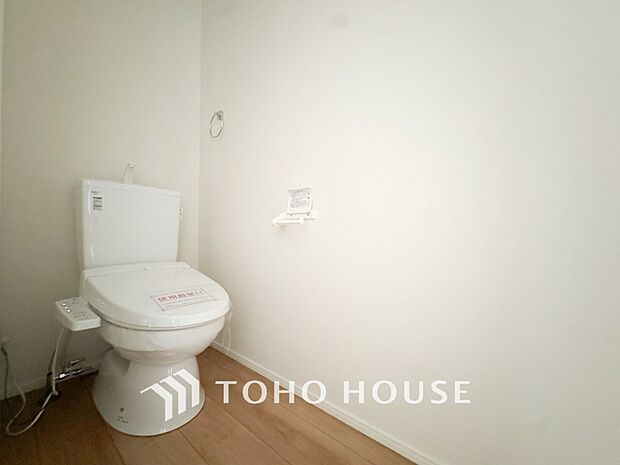 トイレはシンプルにホワイトで統一した温水洗浄付です。