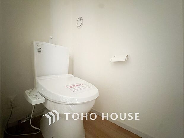 トイレはシンプルにホワイトで統一した温水洗浄付です。